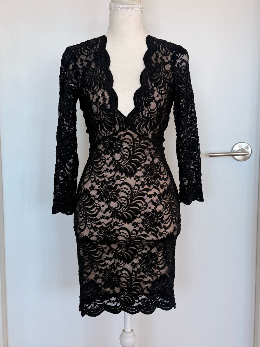 BEBE Elegant Black Lace Long-Sleeve V-Neck Dress